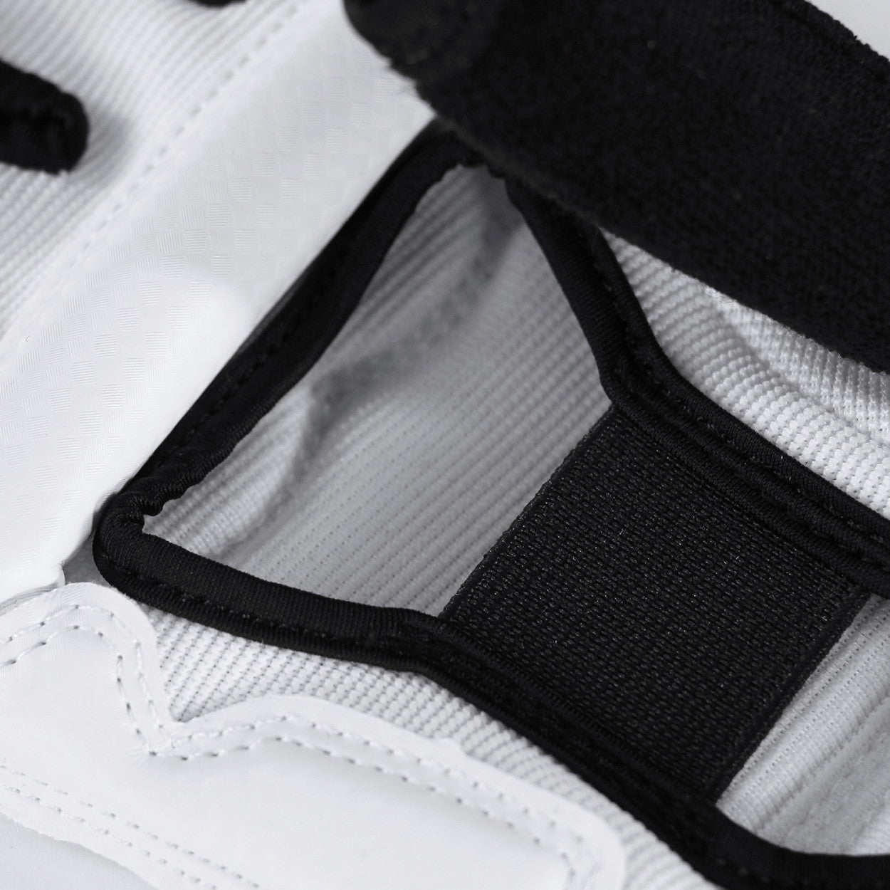 Προστατευτικά Χεριών adidas FIGHTING Taekwondo WT, Άσπρο/Μαύρο